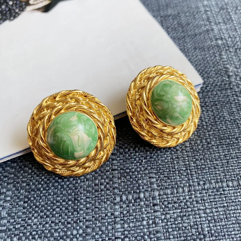 

Fashion Jewelry Vintage Brass Geometric Round Textured Lace Hat Stud Earrings with Emerald Green Enamel and Oil Painting Detail