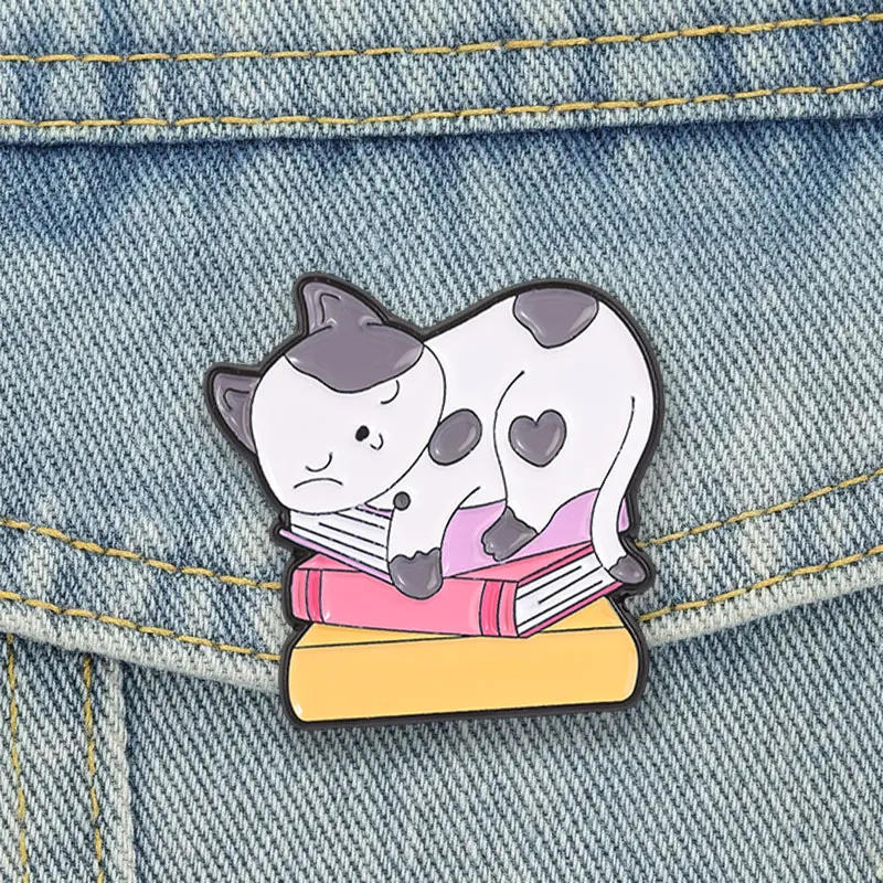 Sleepy Cat On Books Badge Lazy Reading Kitten Enamel Pins Cute Animal Lapel Brooches Bookworm Accessories Clothes Decor