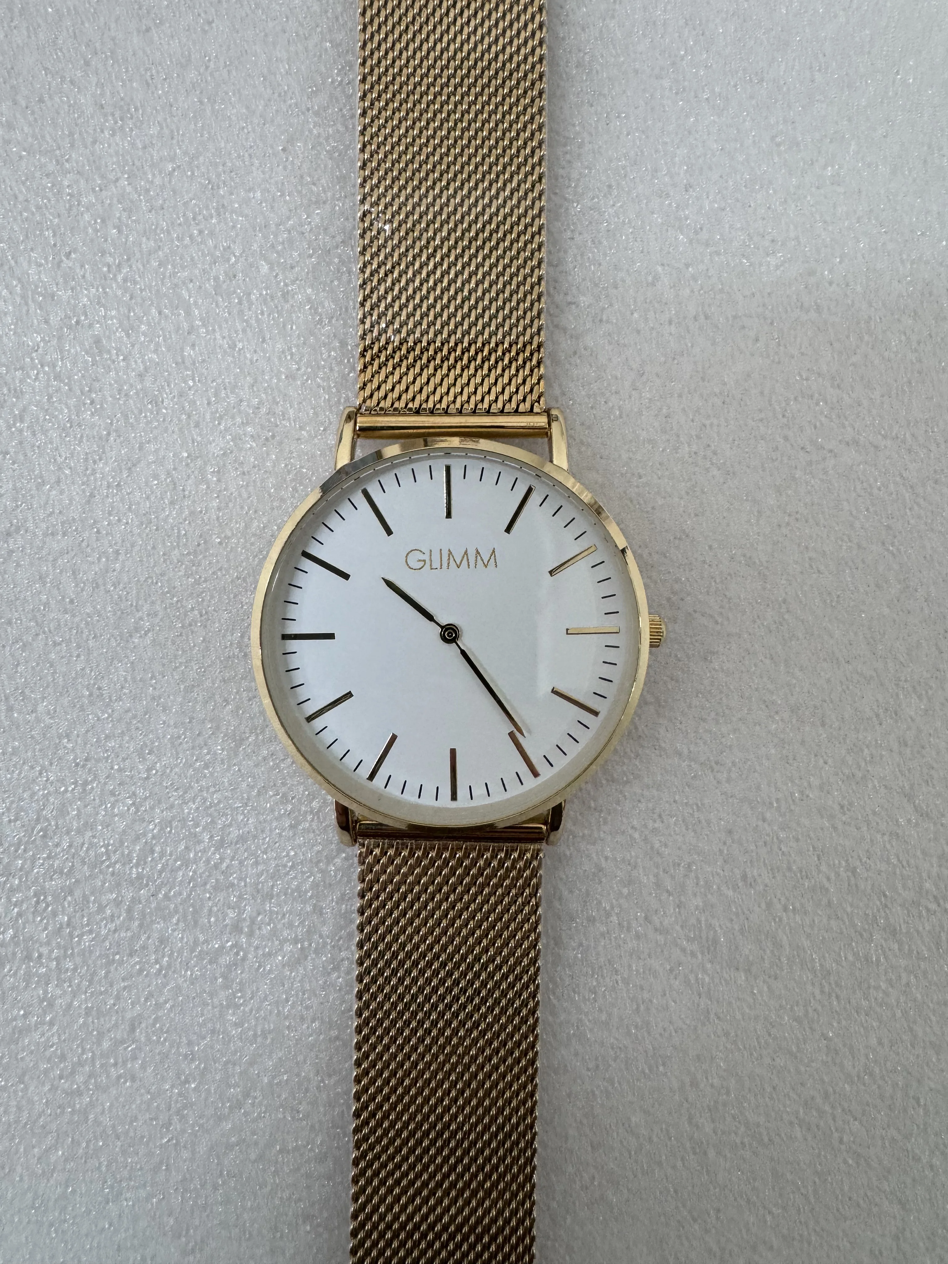 ساعة ذهبية خضراء لامعة بشعار مخصص للجنسين مصممة اصنع شعارك الخاص