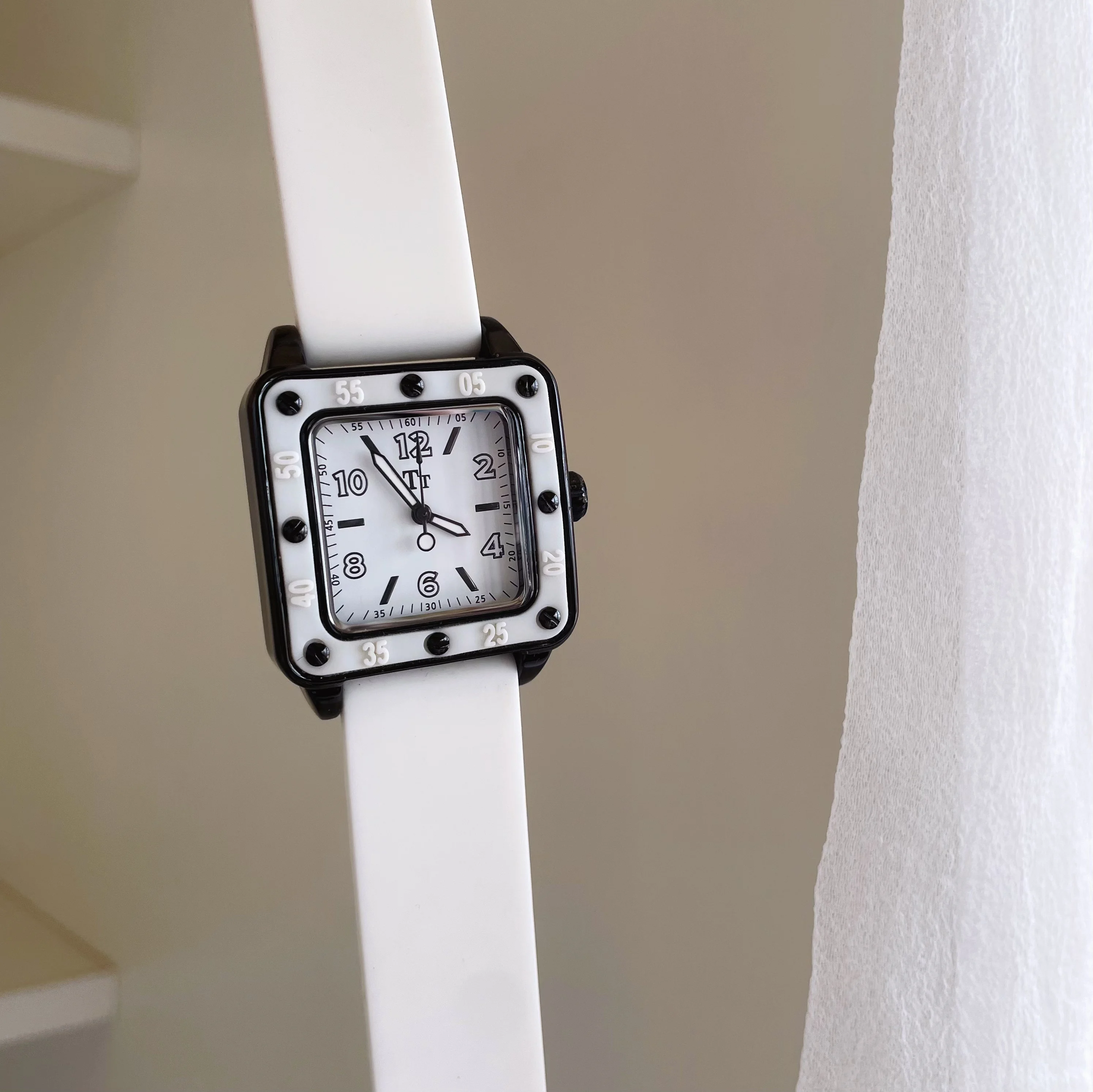 

Elegant Women'S Watch, Simple And Stylish White Silicone Square Watch, Trendy And Cool Quartz Women'S Watch, 2026 New Style.