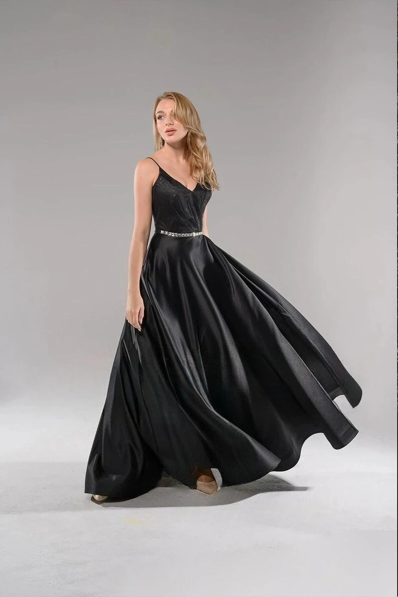 Abito da ballo lungo in raso con scollo a V e spalline per invitati al matrimonio gotico con abiti da sera maxi per la laurea con spacco alto
