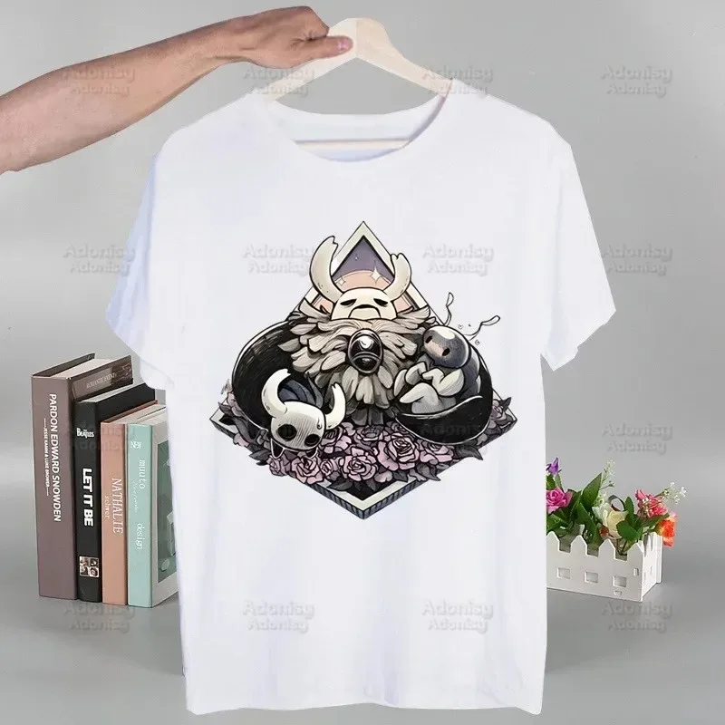 Hollow Knight Full Character Ensemble T-Shirt: Weiße Basis mit handgezeichnetem Kernstil und unterstützendem Character Design Fan Merch
