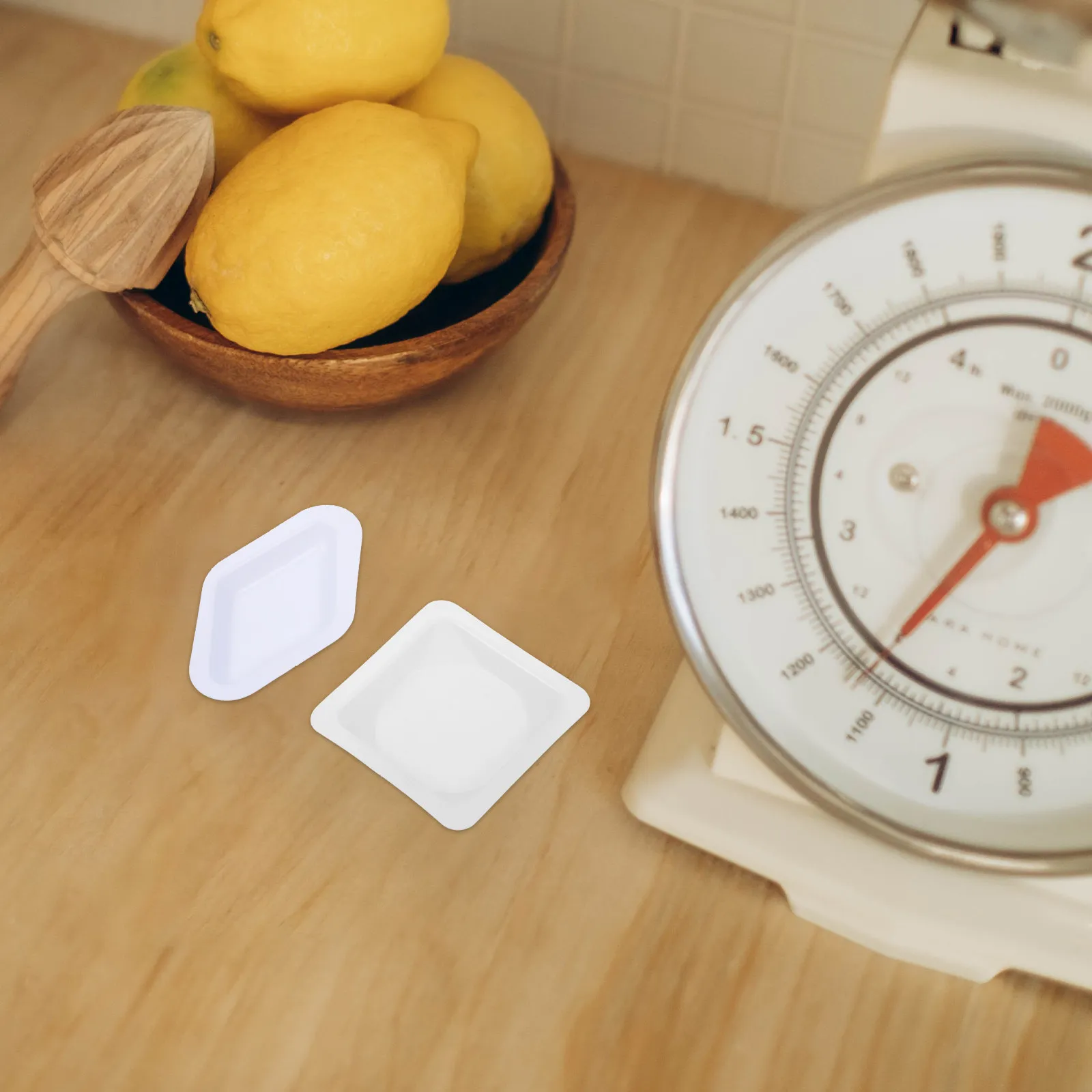 

100Pcs Weighing Powder Dishes Plastic Laboratory Weighing Boats Tray Chamfered Edges Portable Lightweight Accurate Precise