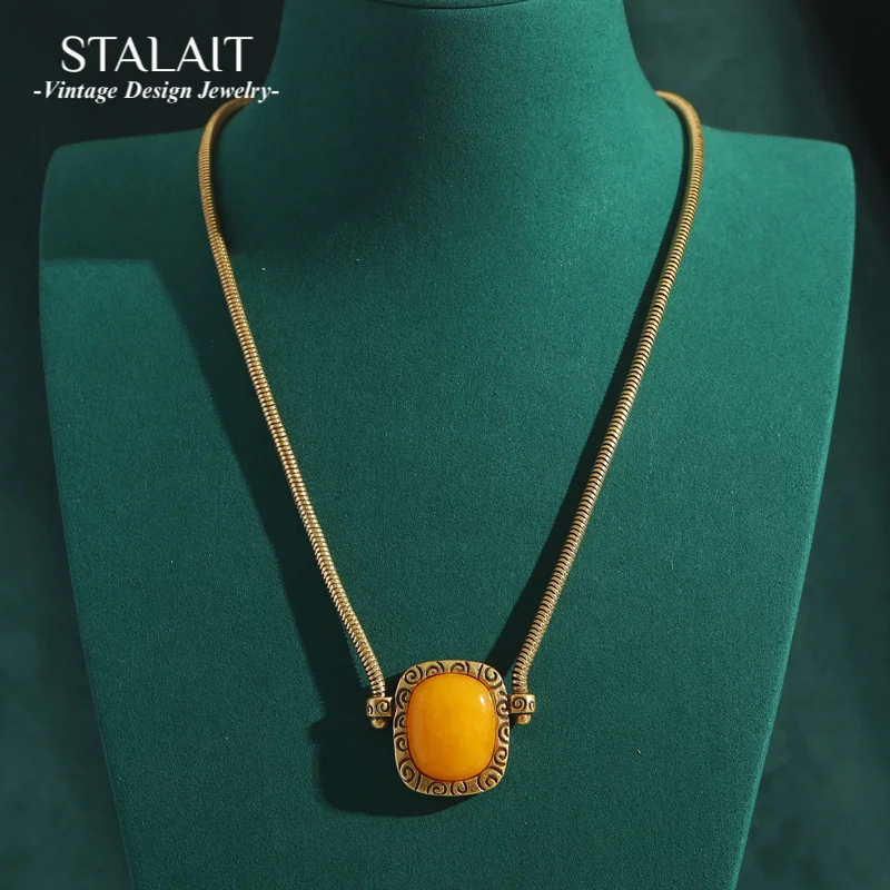 

Vintage Gold Color Snake Chain Patterned Beeswax Yellow Square Pendant Necklace Antique Jewelry Luxury Accessories for Women New