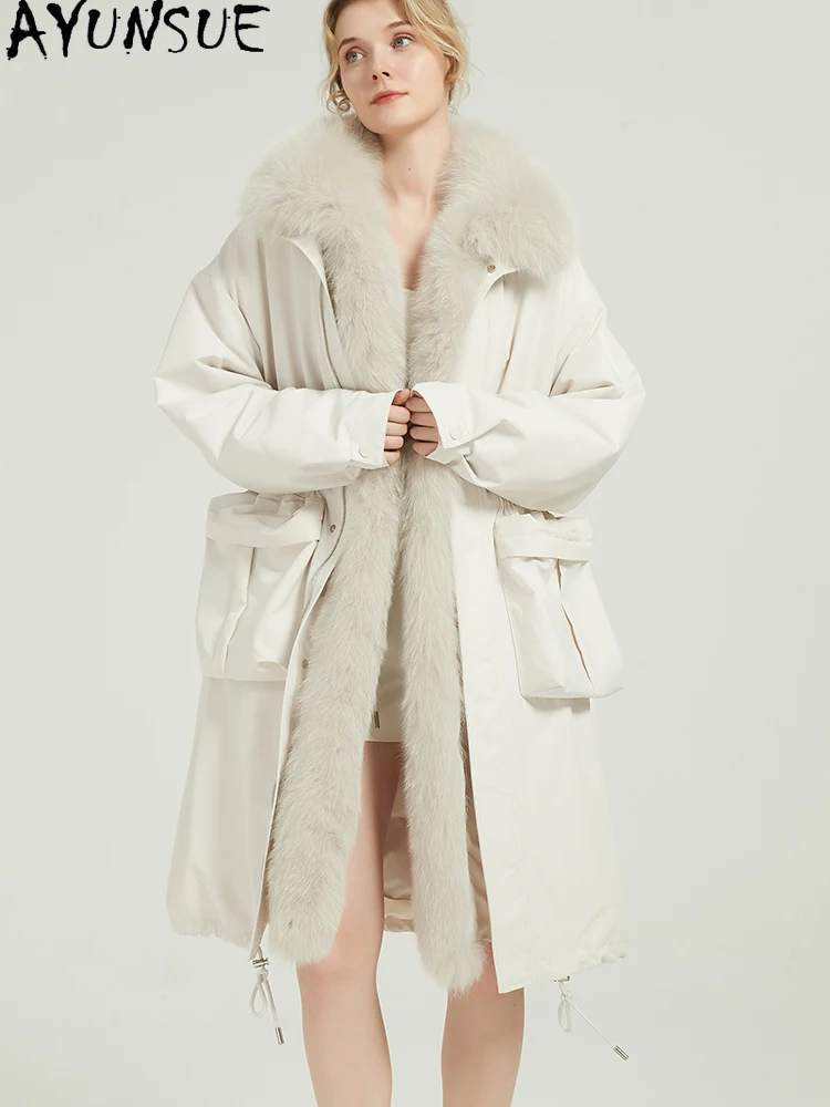 เสื้อโค้ทขนหงษ์ขาว AYUNSUE รุ่นปี 2025 ความยาวปานกลาง เสื้อพาร์ก้าสำหรับผู้หญิง ฤดูหนาวปี 2025 เสื้อผ้าผู้หญิงอุ่นสบาย แต่งขนสุนัขจิ้งจอกที่ปกเสื้อ สามารถถอดออกได้