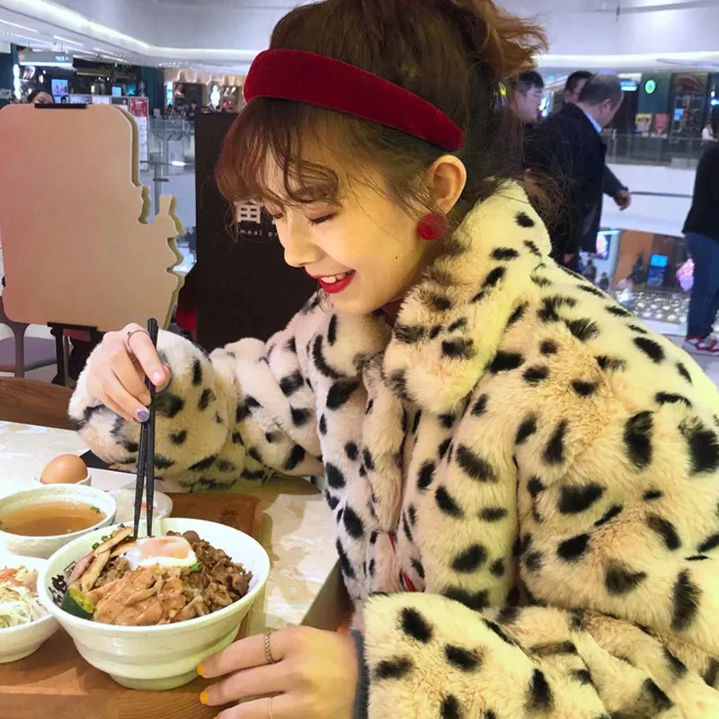 Versión coreana 2025 invierno nuevo artículo piel de imitación abrigo de piel con estampado de leopardo abrigo integrado de piel ropa de mujer de estilo fresco