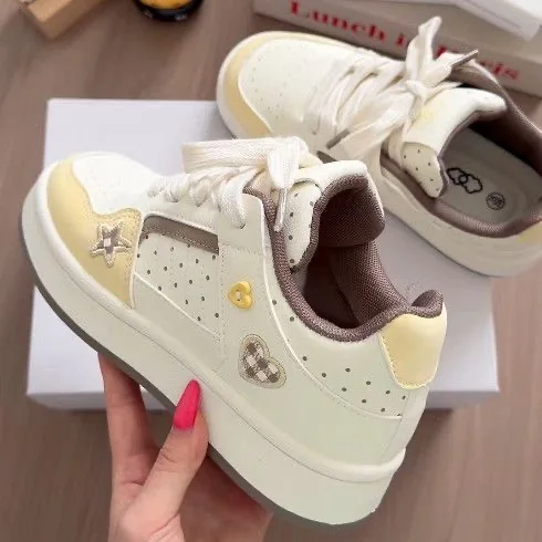 Versatile Thick Bottom Bread Shoe Women's New 2026 Fall Season Star Print Cross Buckle Casual Board Shoes Comfortable Wear