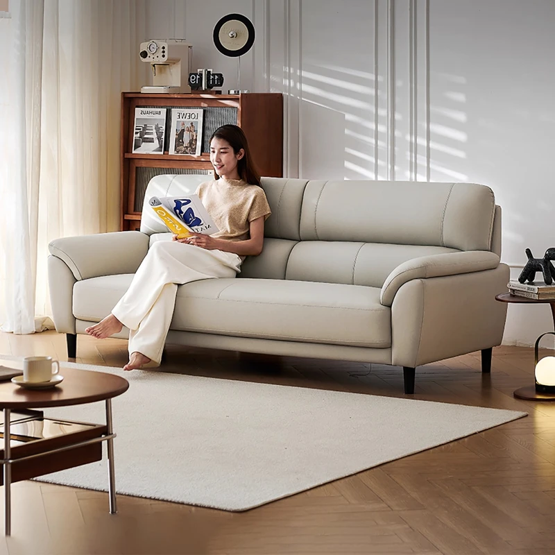 أريكة جلدية، شقة صغيرة، طبقة علوية مزدوجة من جلد البقر باللون الأزرق الكامل، غرفة معيشة حديثة وبسيطة بثلاثة مقاعد