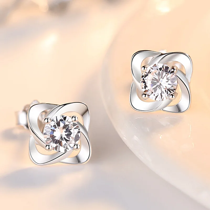 

Wholesale S925 Sterling Silver Moissanite Stud Earrings Fashion Personality Four-leaf Clover Earrings