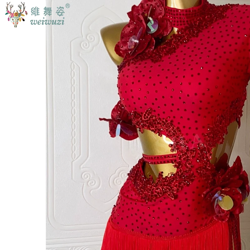 ชุดเต้นลาตินสำหรับผู้หญิง งานแข่งขันระดับสูง กระโปรงทรงเข้ารูปสีแดงประดับกลีบดอกไม้ ดีไซน์เว้า  สำหรับการแสดงซัมบ้าแบบมืออาชีพ ประดับคริสตัล