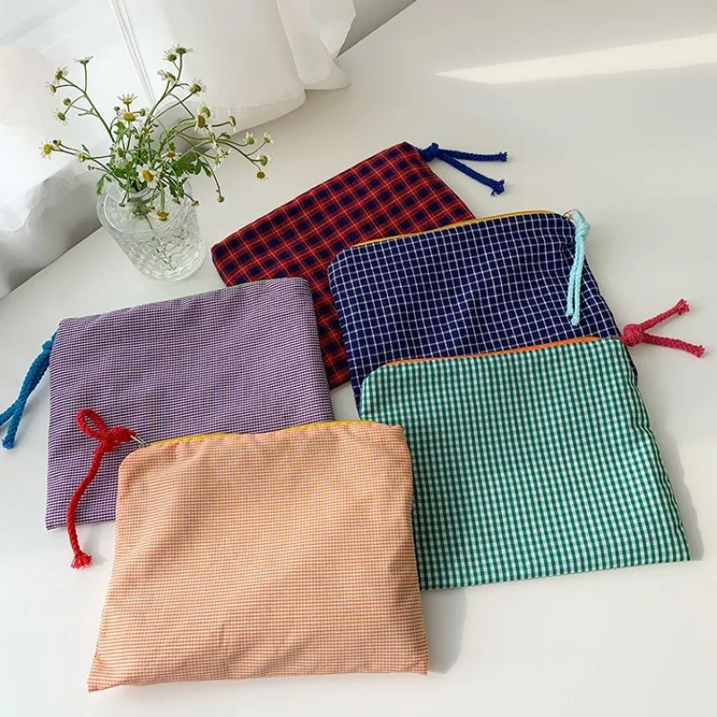 DJDF Classic Small Checkered Makeup Bag Portable for Going Out, Retro Color Contrast Large Capacity Multi Functional Pen Case