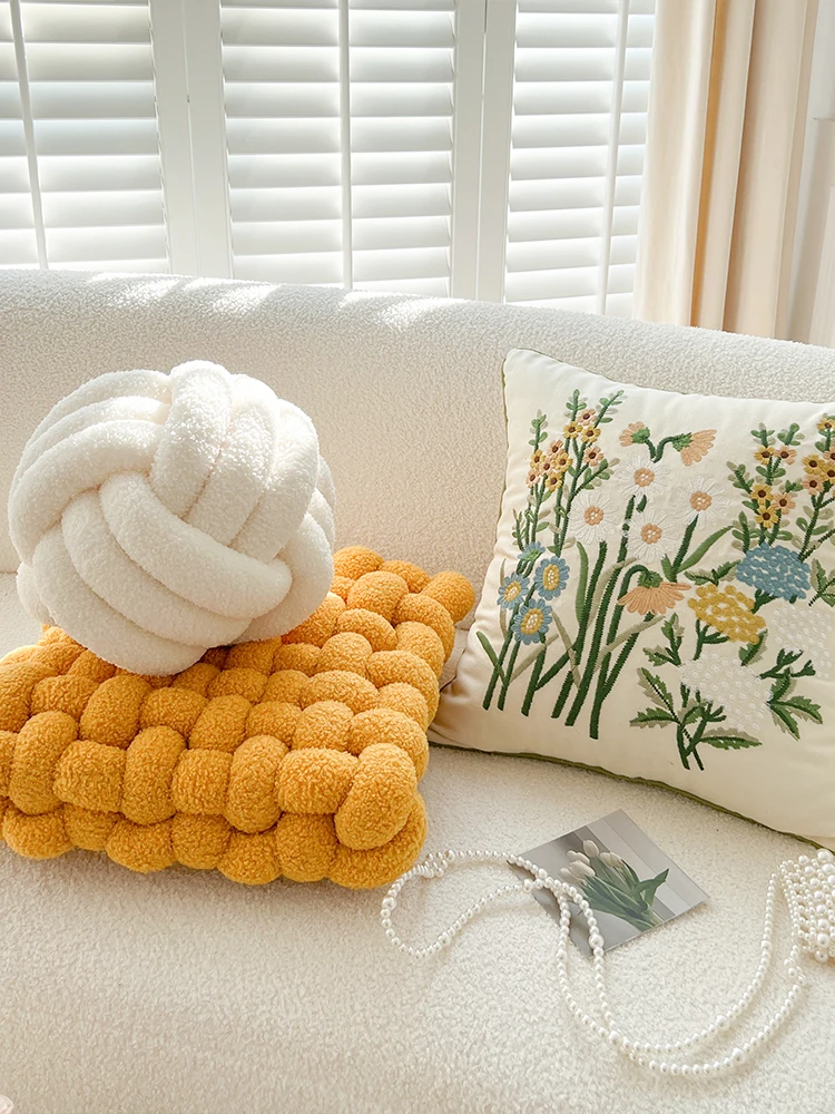 

Nordic Sle Small Daisy Pillowcase with Core Living Room Sofa Cuion Decorative Pillow Home Decorative Square Pillowcase