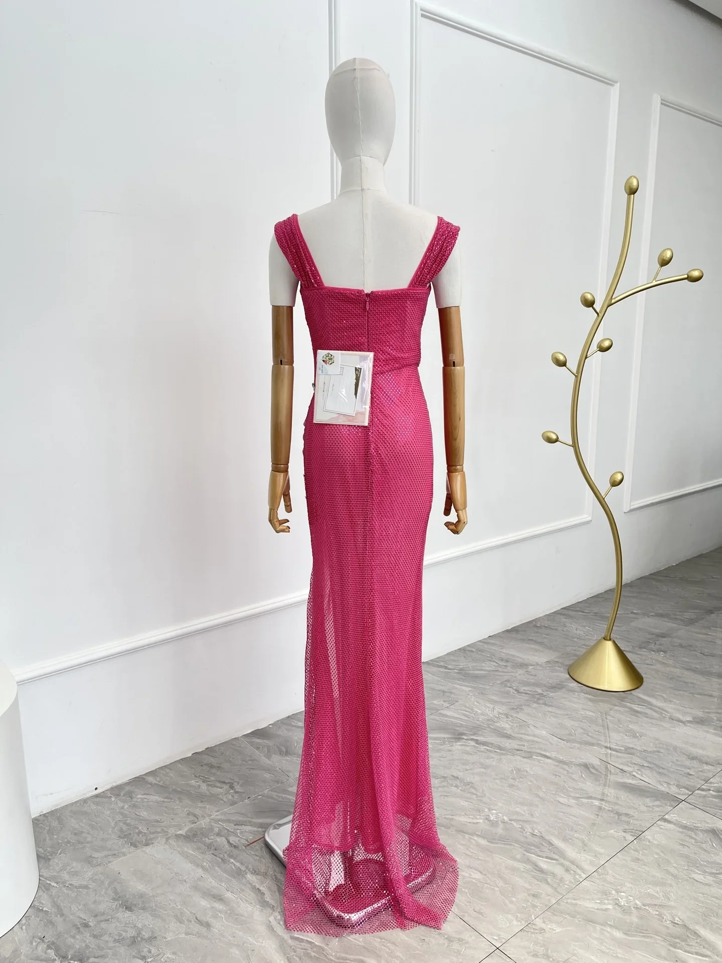 2025 Nuovi abiti lunghi con orlo a fessura sottile senza maniche con perline in rete con paillettes rosa viola per la festa