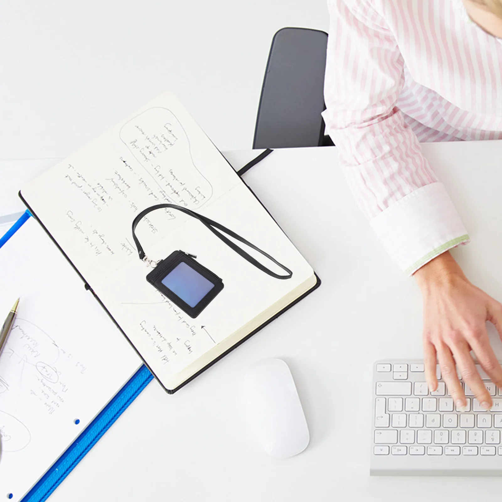 حبل حامل بطاقات الهوية متعدد الوظائف يتضمن مادة بوليستر شديدة التحمل وغطاء بطاقات مقاوم للخدش لبطاقات الائتمان