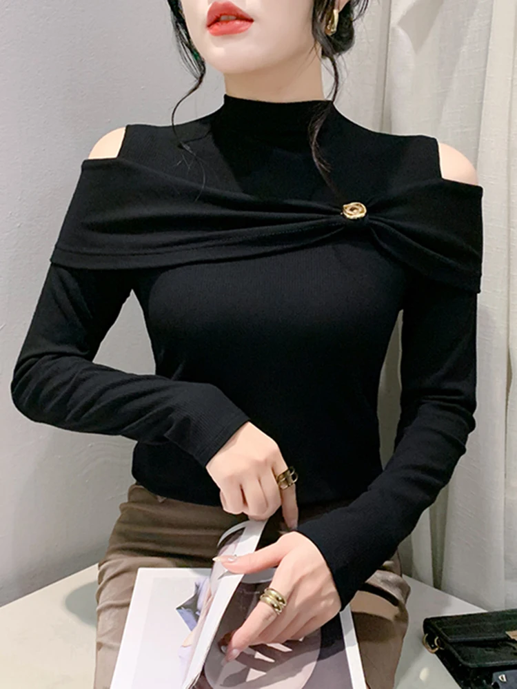 Elegancki, długi, dopasowany T-shirt damski z wysokim kołnierzem, odkryte ramiona, idealny na zimę.