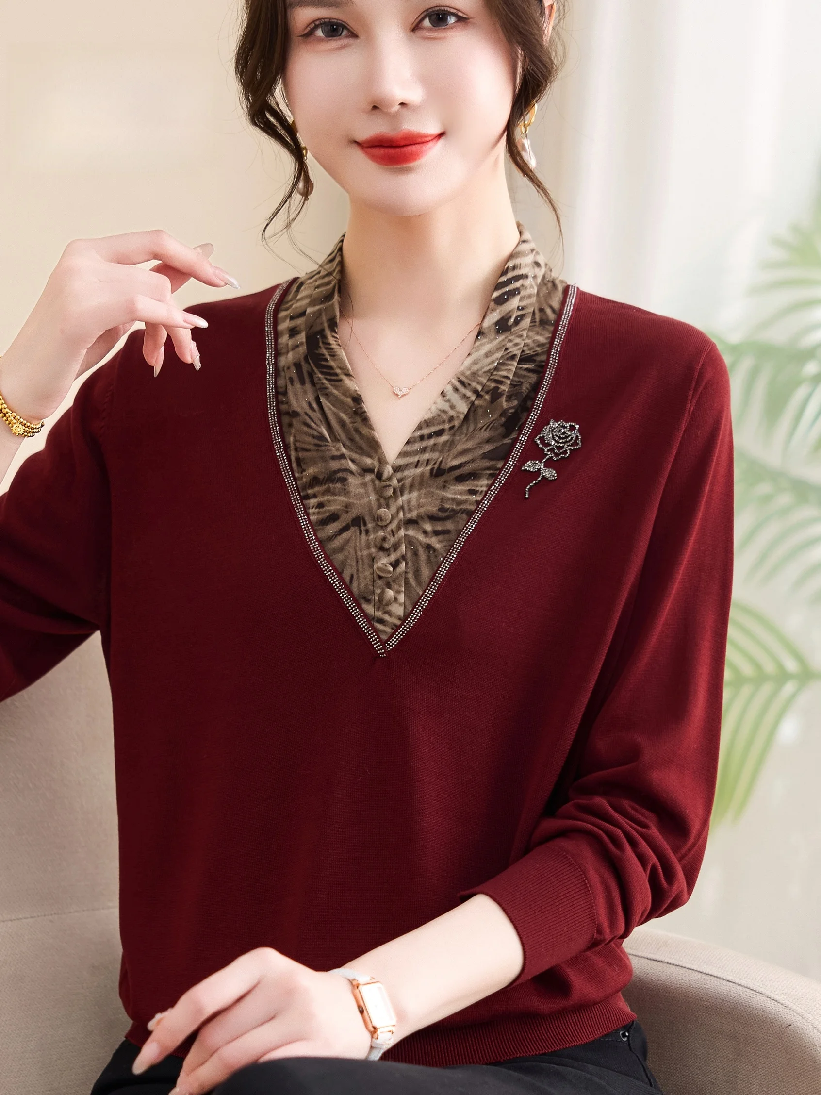 

Модная трикотажная рубашка с V-образным вырезом для женщин среднего и пожилого возраста, дышащая, легкая, простая в уходе.