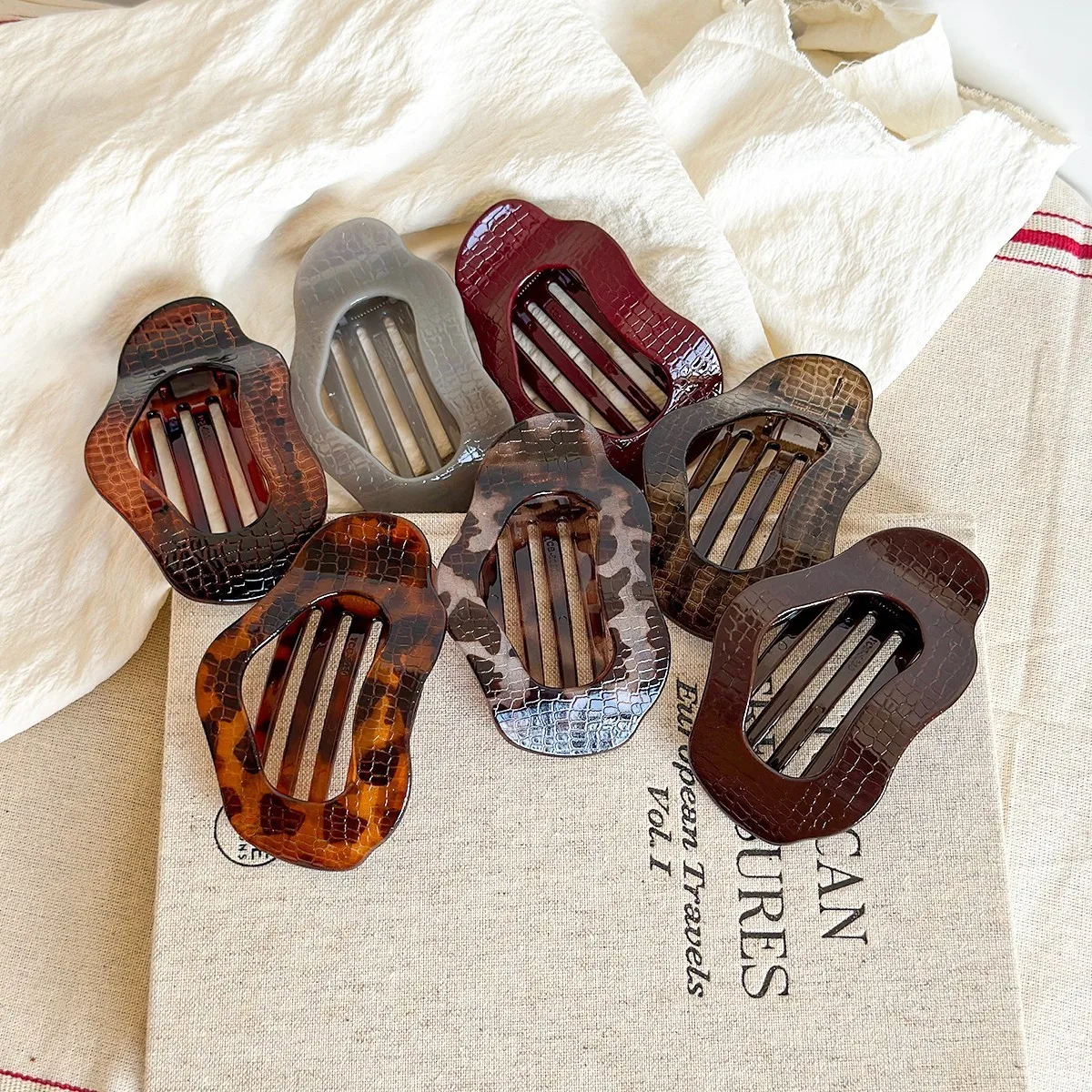 Croc Pattern Plastic Resin Hair Claw Clips for Women French Vintage Wavy Hollow Hair Clips Large Shark Clamp Hair Accessories