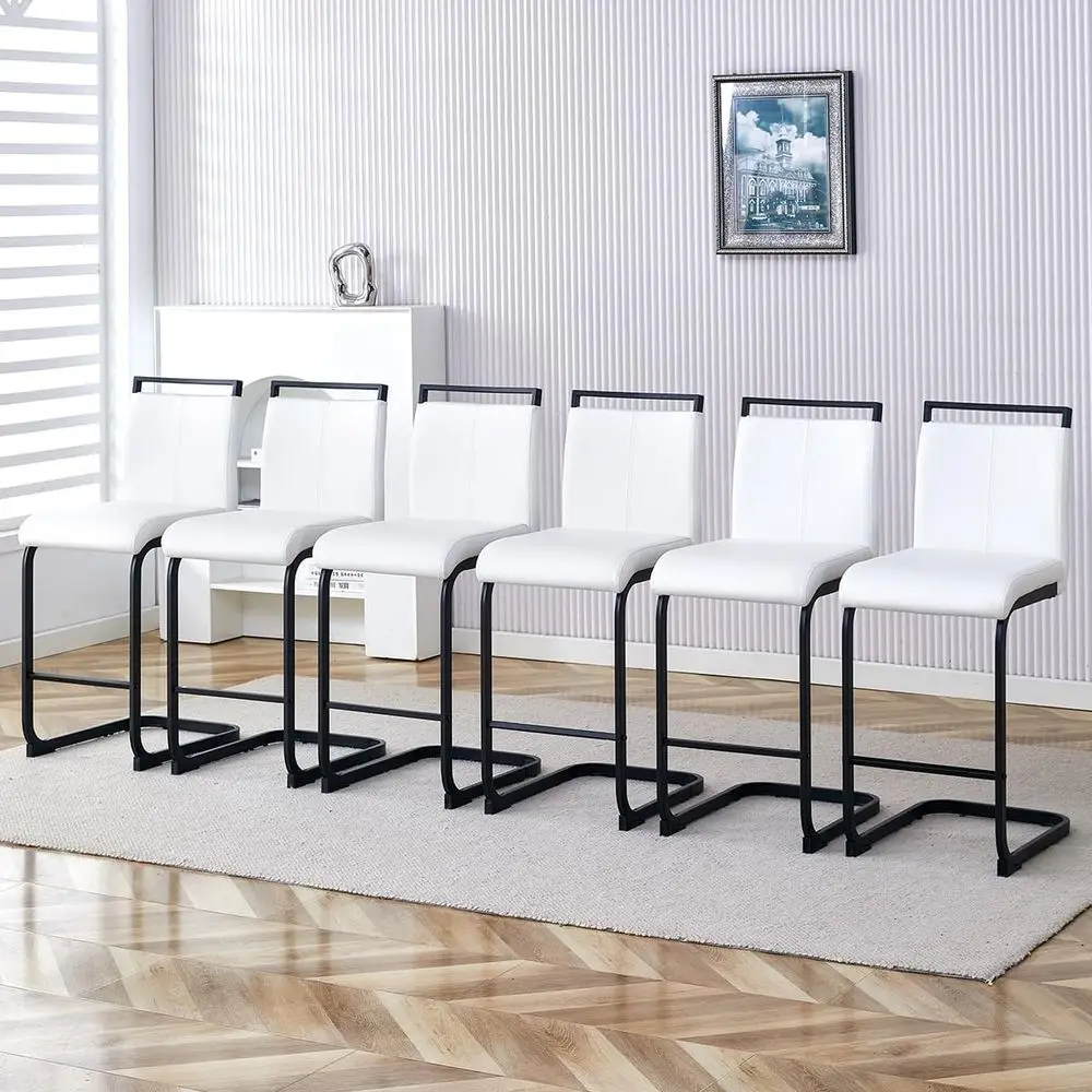 

Набор из 6 белых барных стульев на 25 стойках с черными металлическими ножками и сиденьями из искусственной кожи.