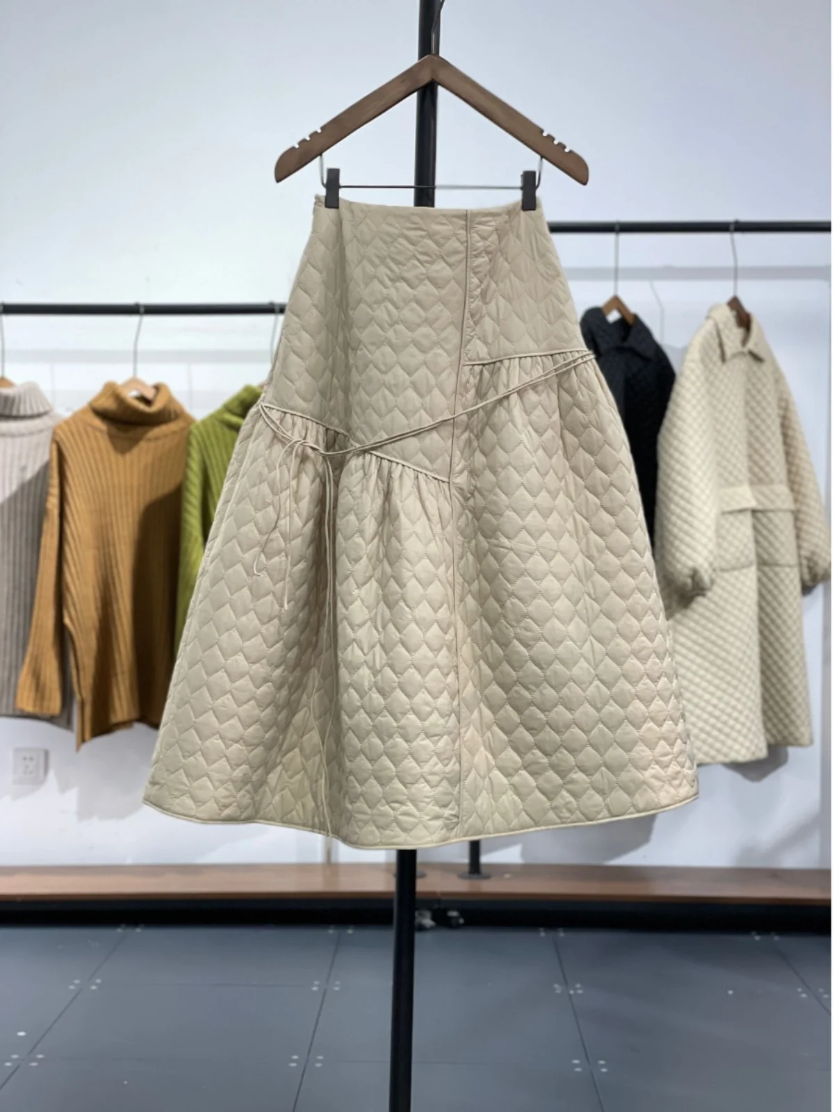 تنورة نصفية عالية الخصر بخصر مطاطي سميك على طراز هيبورن للخريف والشتاء للنساء مع نقش ماسي