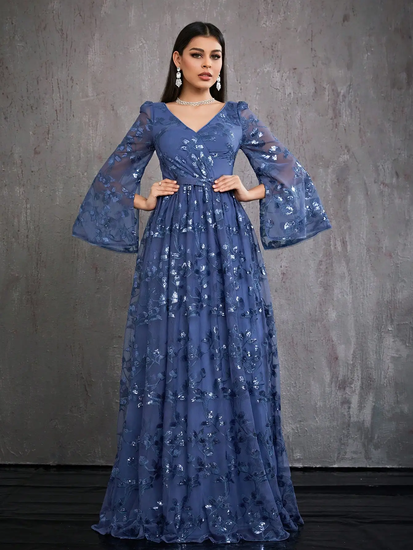 

Высококачественное вечернее платье с разрезом и длинными рукавами, расшитое пайетками и V-образным вырезом.