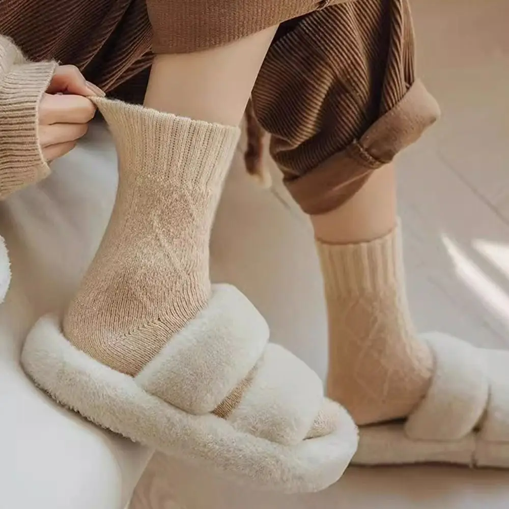 Estilo japonês inverno quente retro meias femininas engrossar térmica meados de bezerro meias cor sólida diamante verificar meias soltas