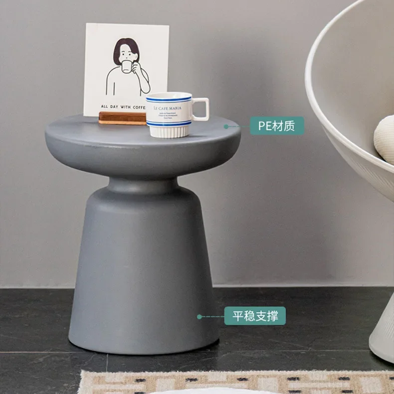 طاولة قهوة مستديرة من البلاستيك الشمالي، غرفة معيشة بسيطة وحديثة ومبتكرة، وطاولة مستديرة لنافذة الخليج وشرفة بجانب السرير