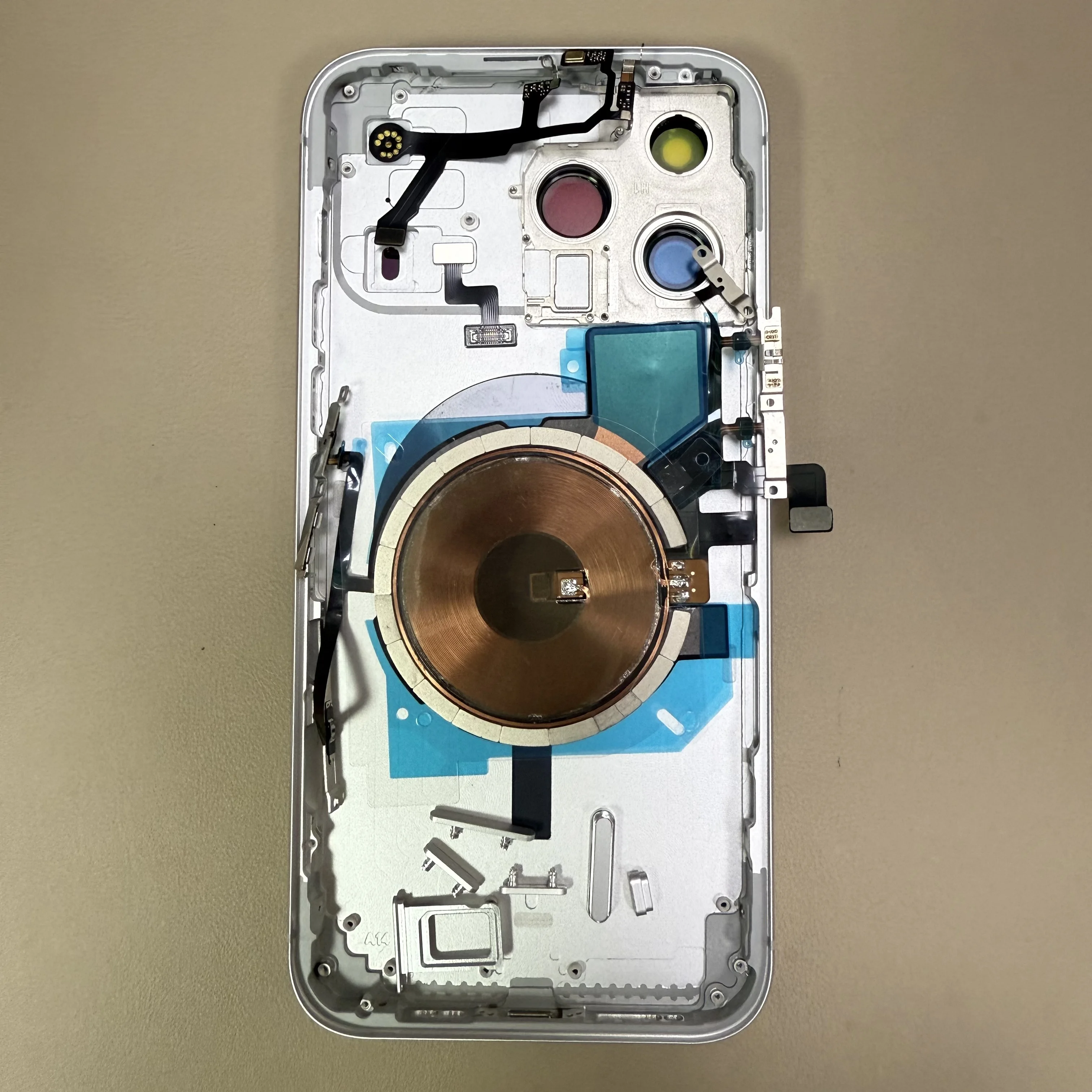 Suitable for the rear cover shell and the integrated middle frame for iPhone 14 Pro Max to now renamed as For iPhone 17 Pro Max