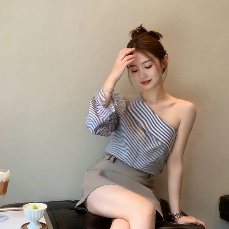 

Корейская шикарная полосатая асимметричная женская блузка с длинным рукавом, повседневный дизайн для ранней весны, с открытыми плечами, приталенный крой