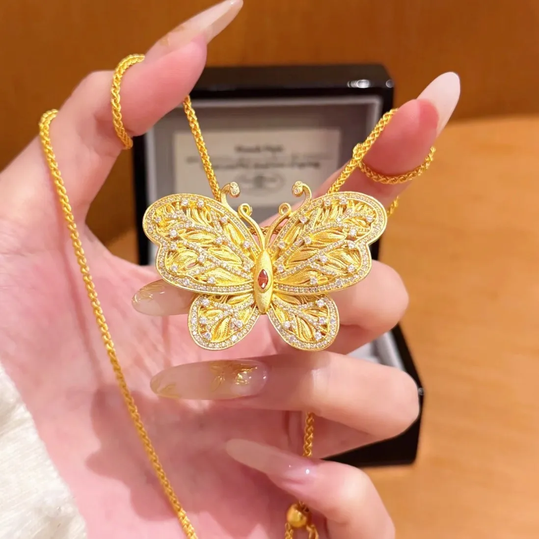 

Luxury 24K 9999 Pure Gold real gold Dot Diamond Filament Large Butterfly Necklace Women's Butterfly Integrated Chain