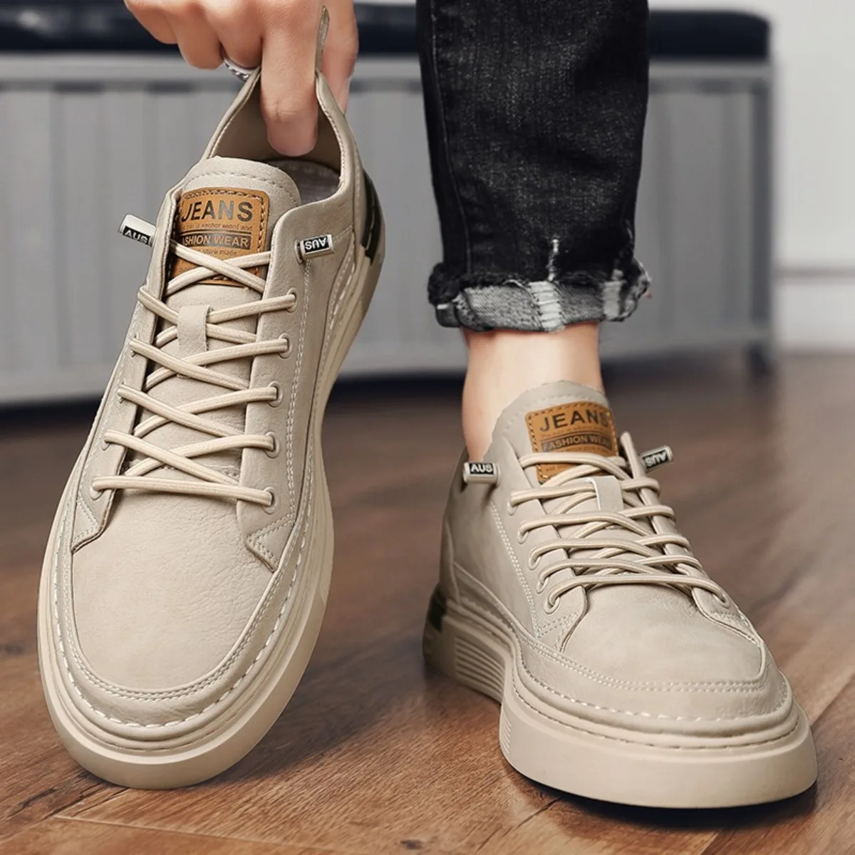 

Мужские элитные модные кроссовки на плоской подошве. Удобная универсальная уличная повседневная обувь для мужчин. Новая модная универсальная обувь в диком стиле.