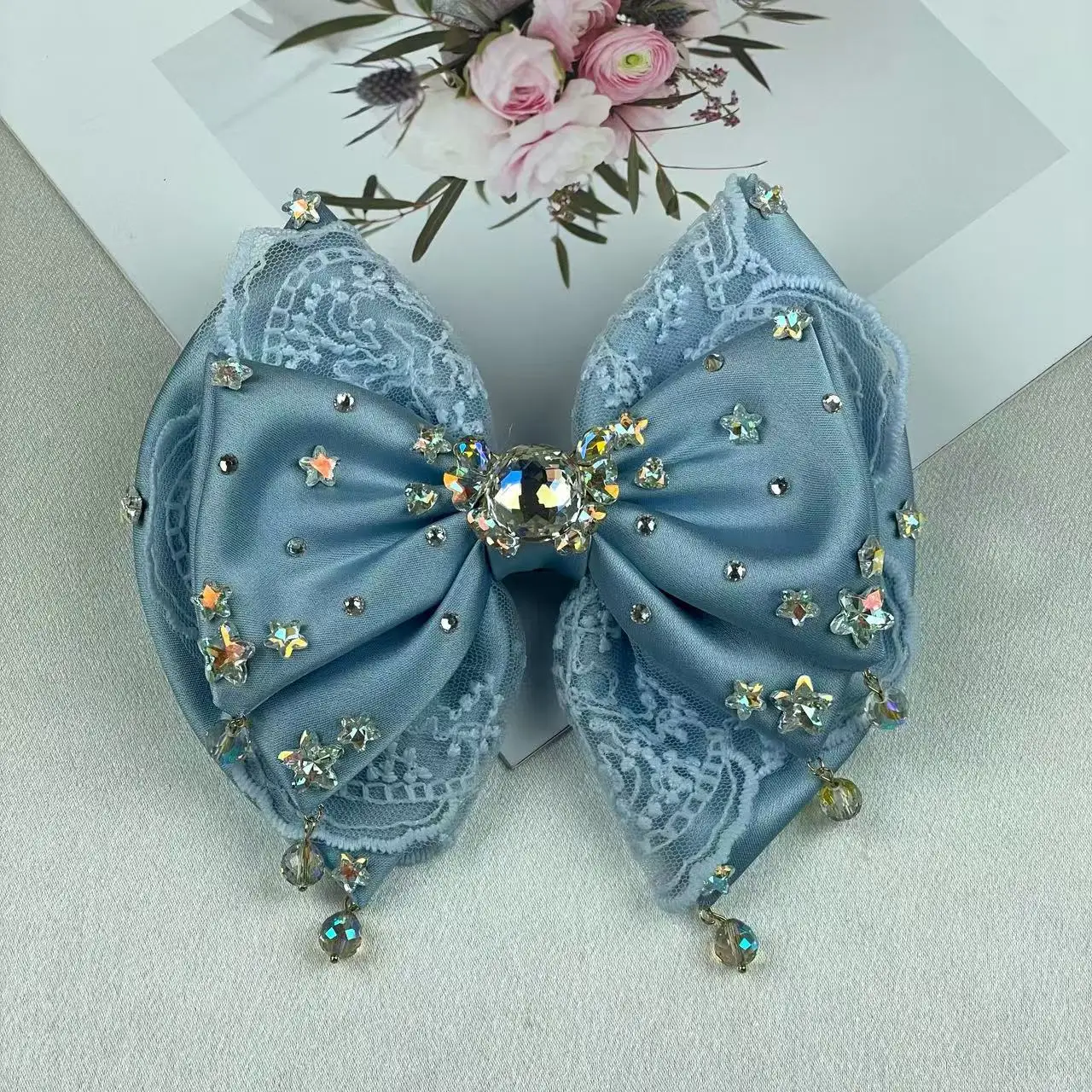 

Высококачественный сверхпрочный трехслойный атласный кружевной бант с сказочным бантом, изысканный аксессуар для волос со стразами, элегантный весенний зажим