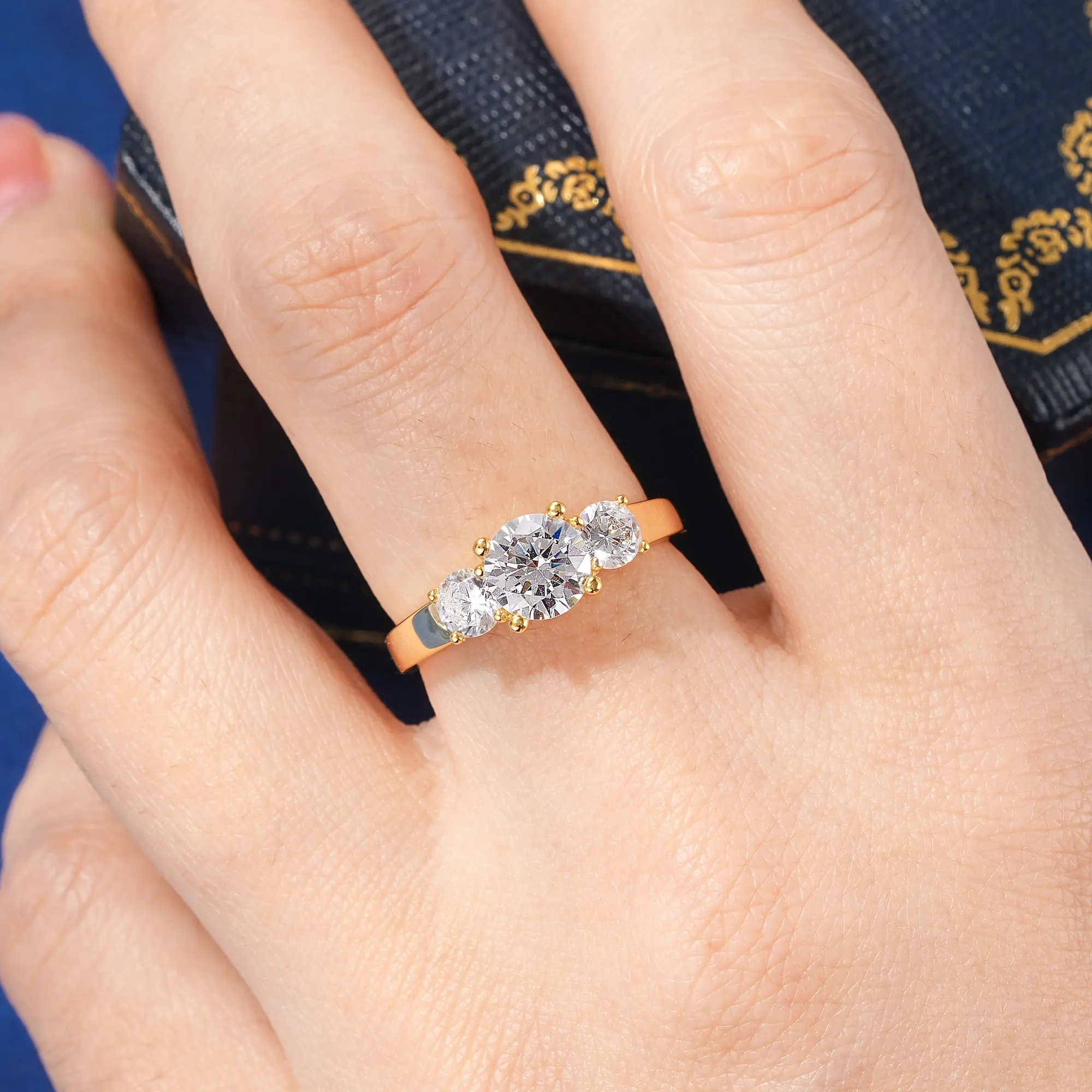 

Celestinova Round Cut D Color Moissanite Ring Classic Shiny Three Stone Woemn Valentine's Day Ring Gift Luxury Exquisite Ring