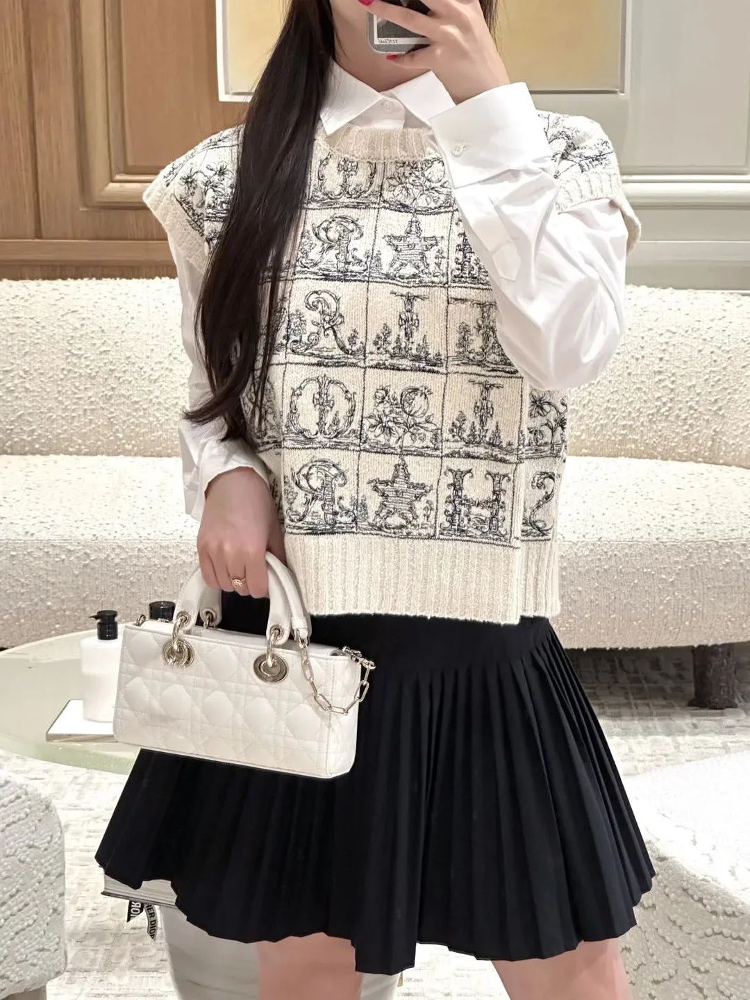 

2025 Heavy Embroidery Round Neck Sleeveless Knit Vest, Women's Layering Sweater for Early Autumn and Autumn