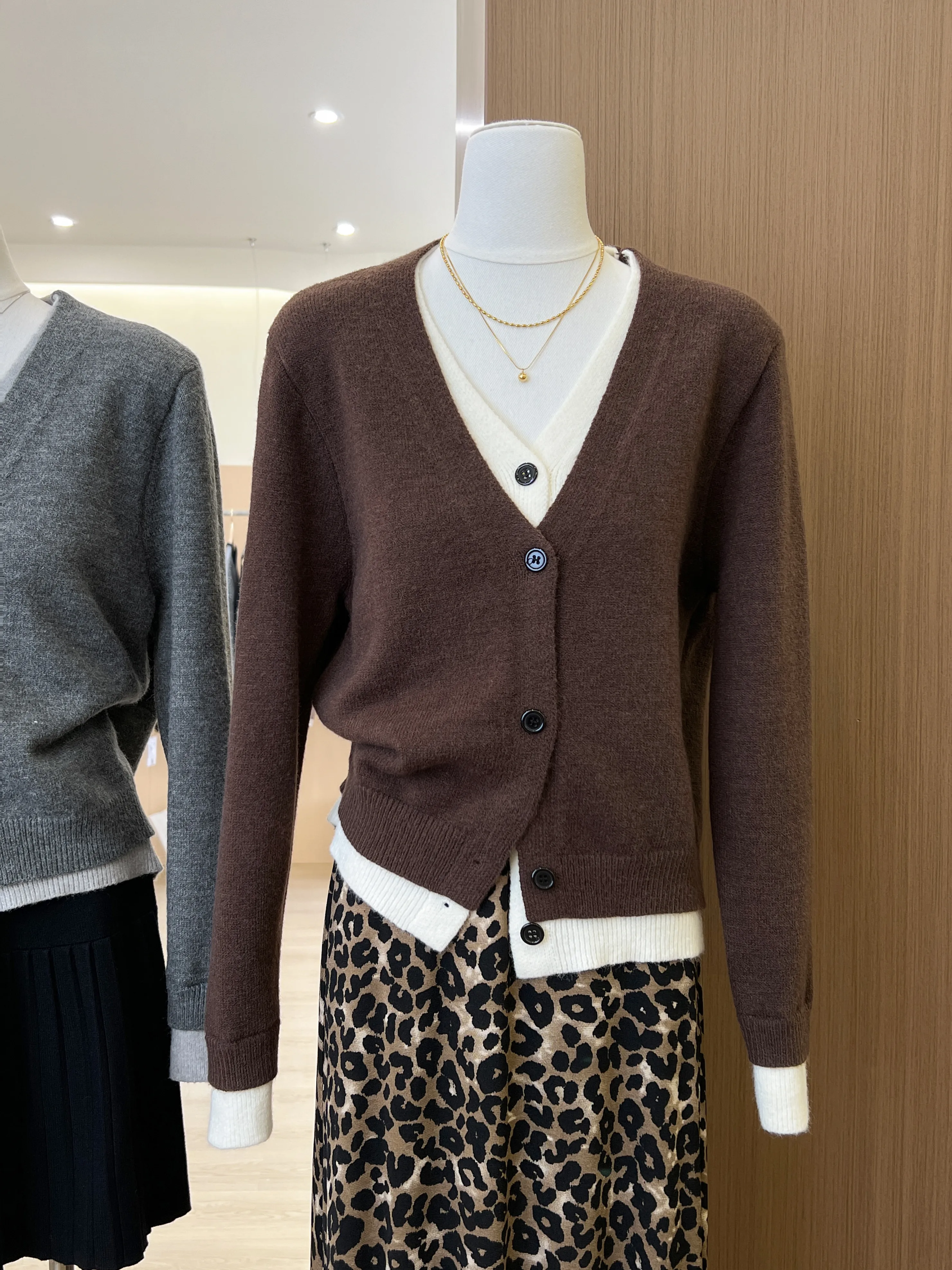 Coffee Colored V-Neck Fake Two Piece Knitted Cardigan Women'S Autumn 2025 New Lazy Style Long Sleeved Sweater Jacket Short Top