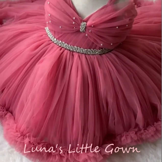 Vestido de niña de las flores rosa fucsia de tul con cuello en V, cinturón de perlas y pedrería, dobladillo con volantes, vestido tutú personalizado para el 1er cumpleaños de niños