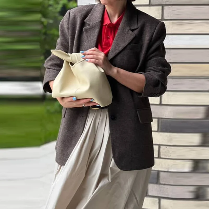 Kunstleder-Handtasche mit gedrehtem Knoten, elegante Damen-Clutch mit Falten, minimalistische PU-Handtasche, Abendtasche, Alltagstasche für Damen. – Detail 7