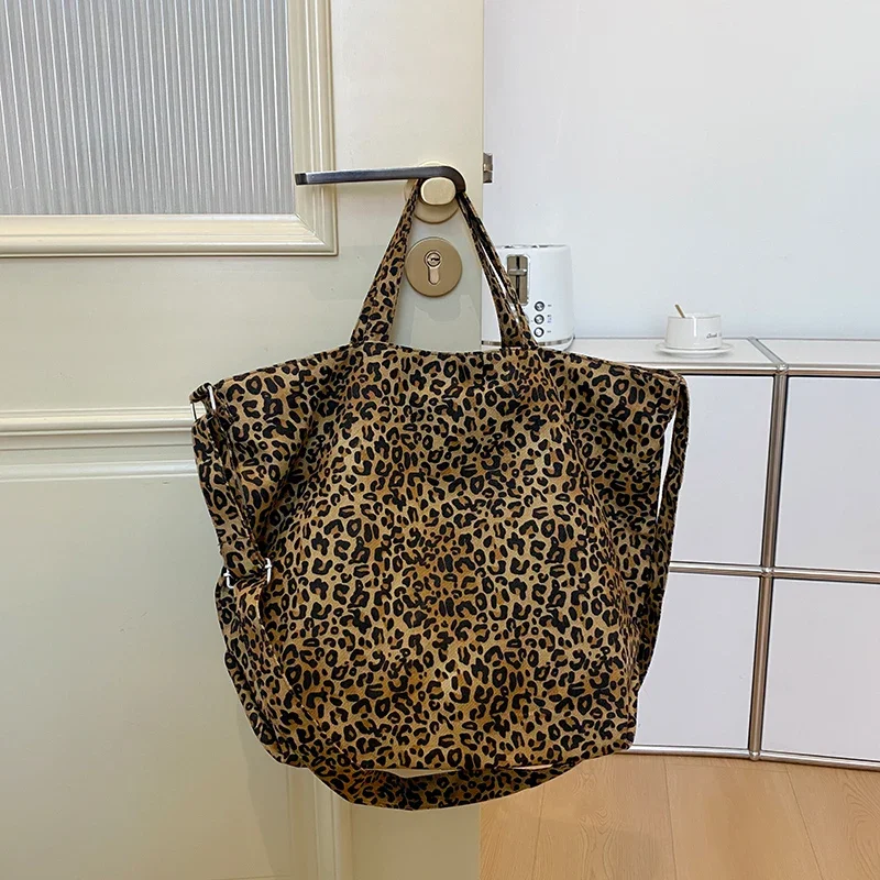 Bolso de gran capacidad con estampado de leopardo para mujer, bandolera de lona exquisita con cremallera, a la moda, gran oferta, novedad de verano