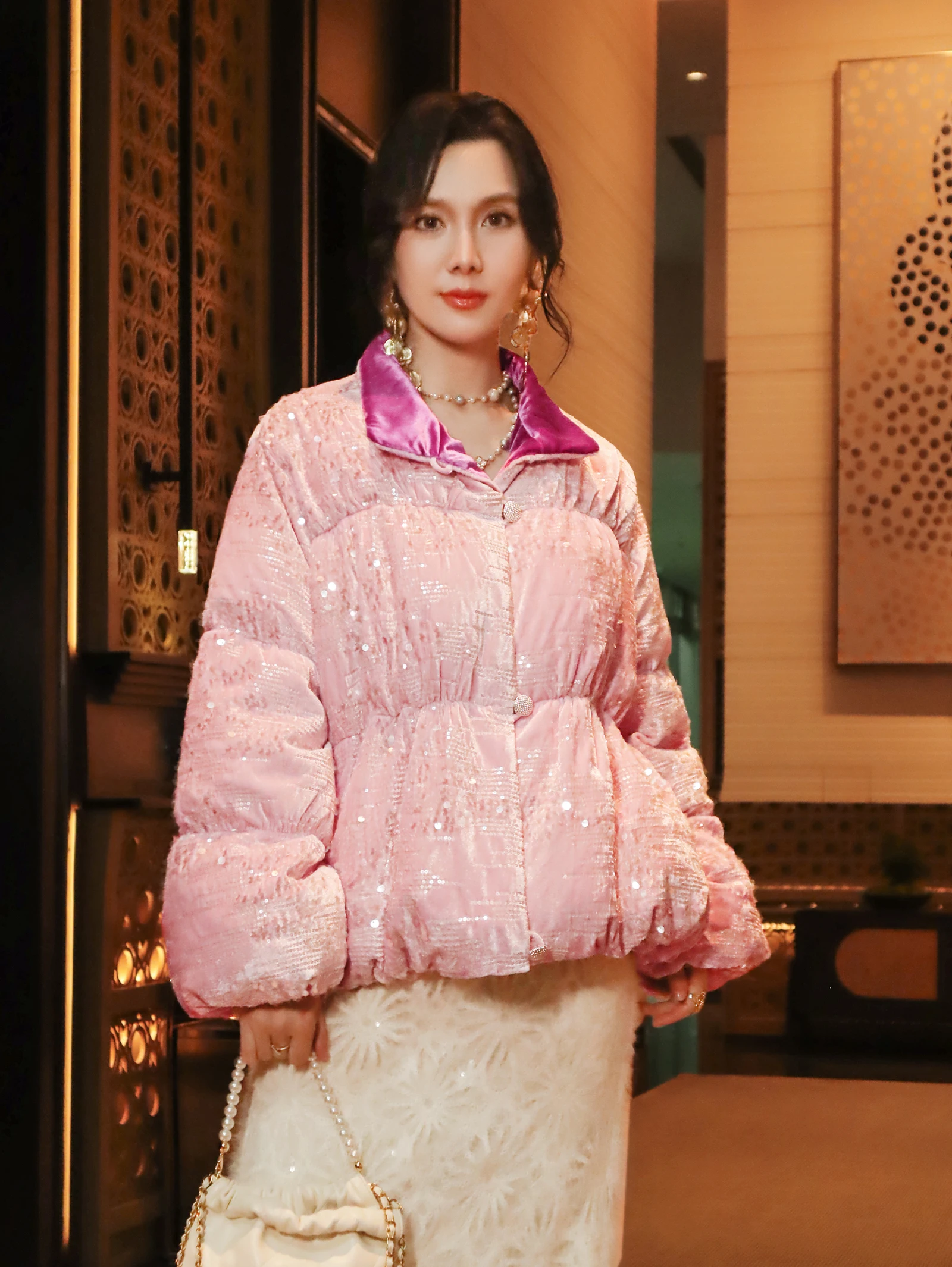 

Розовая китайская короткая бархатная куртка с вышивкой и белым пуховым наполнителем, теплая, с воротником-стойкой, в стиле «Цветочный бутон»