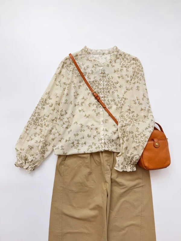 Luźna, długa koszula damska z bawełny i lnu, codzienna, z kwiatowym nadrukiem, zapinana na guziki, ze stójką i wykończeniem na uszy, idealna na jesień.