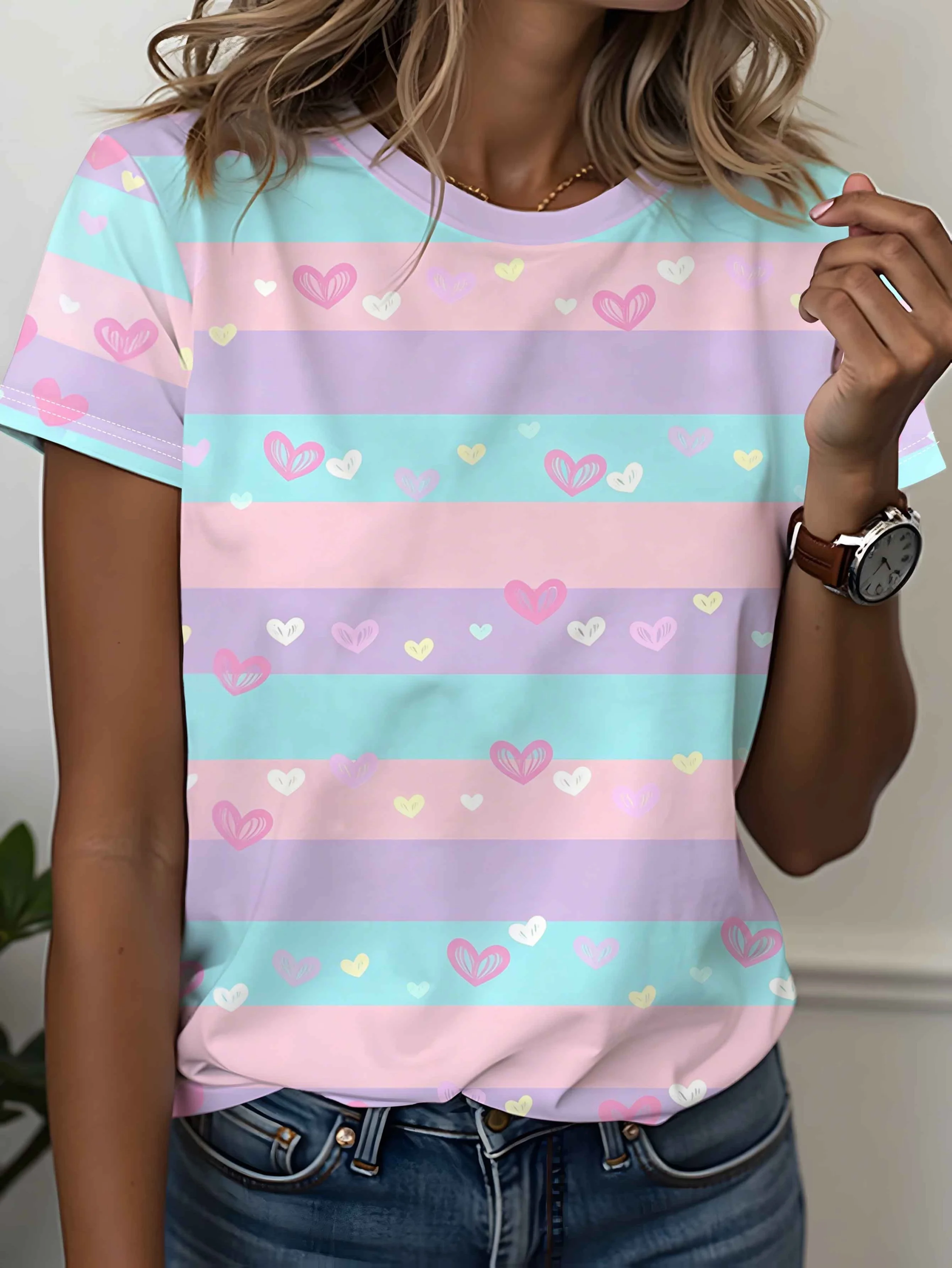 Camiseta con estampado de corazones y motivos florales para mujer, con rayas horizontales y corazones en colores pastel, estampado completo, manga corta, cuello redondo, camiseta informal.