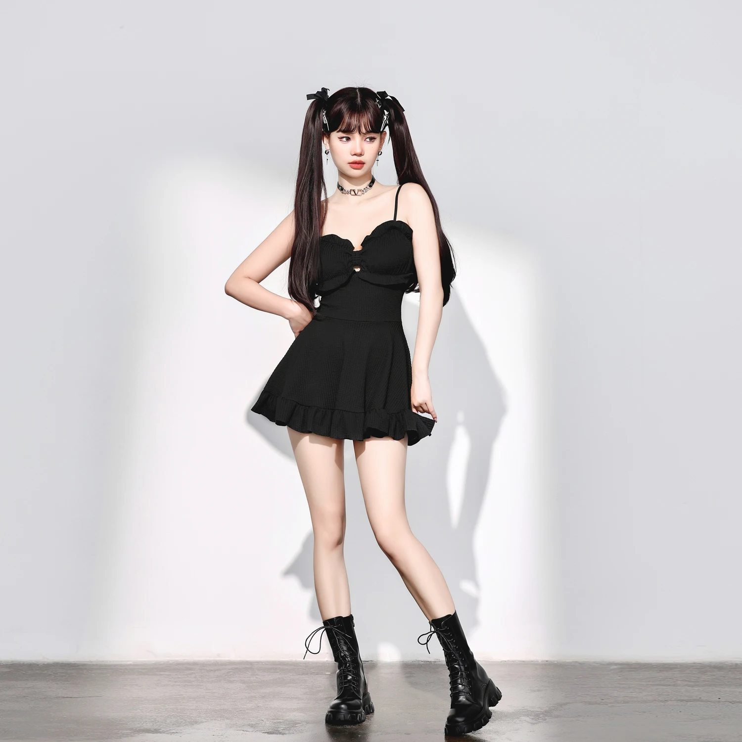 2025 ใหม่Elegant Sweet Bowอนุรักษ์นิยมสระว่ายน้ําวันหยุดชุดOne-pieceชุดว่ายน้ําสีดําSeaside Swim Beach Partyชุดว่ายน้ําSuspender