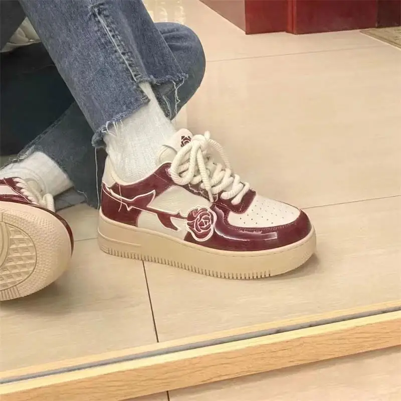 Tênis vintage rosa vermelha para mulheres, padrão atlético, sapatos de nicho, formador elegante, moda casual, calçado confortável, 2023