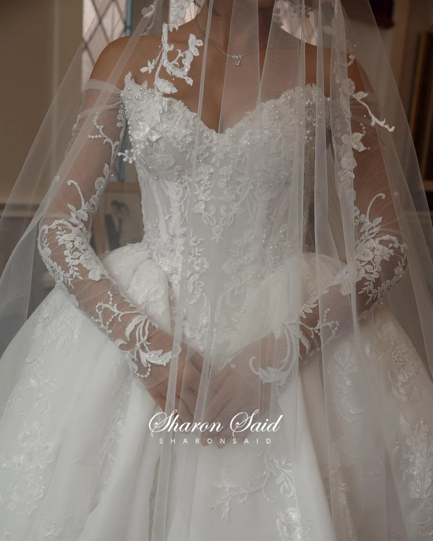 Sharon Said Abito da sposa elegante con spalle scoperte su misura di fascia alta con maniche lunghe Abiti da sposa Dubai di lusso SW030 personalizzati