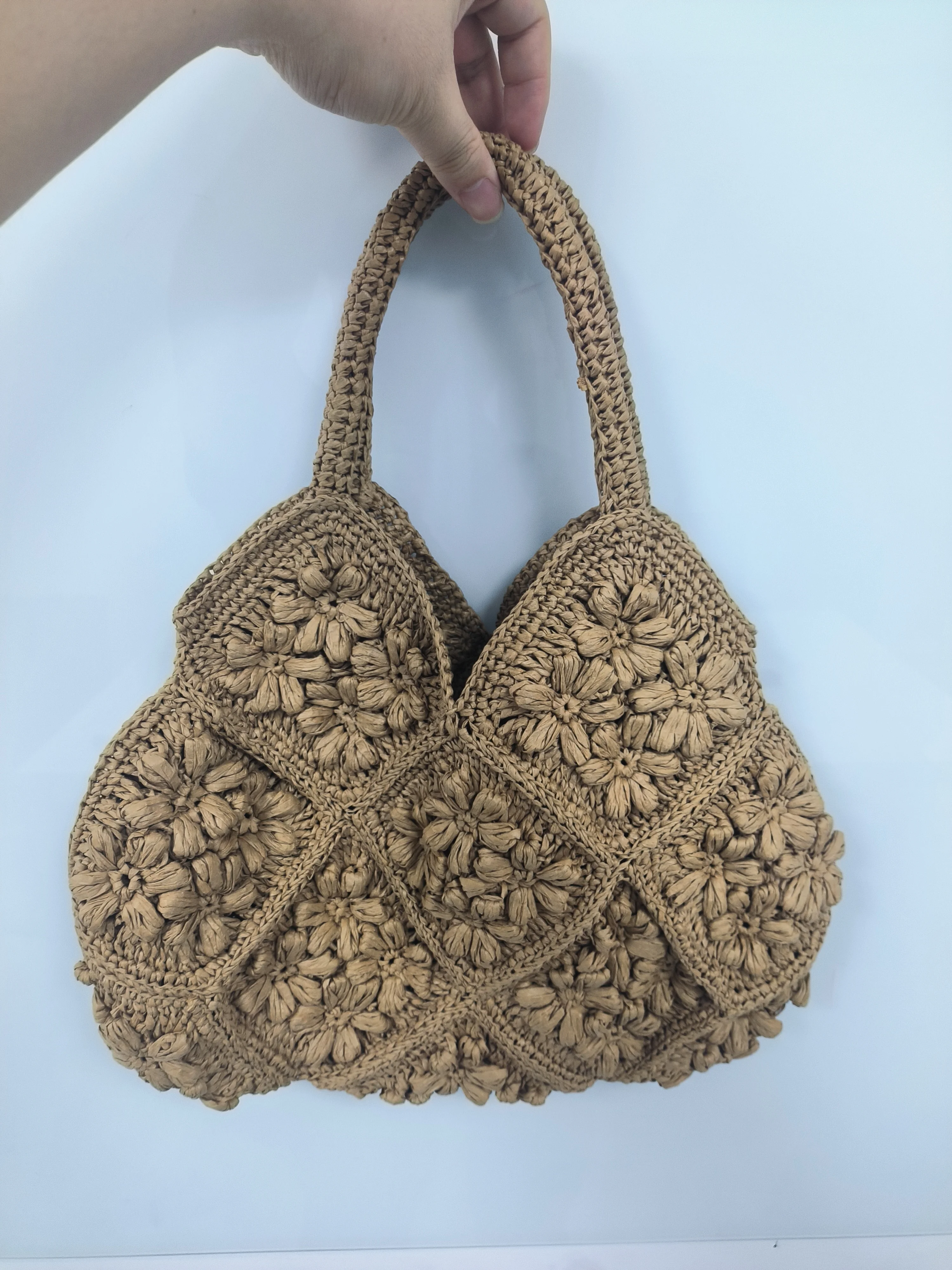 Handgefertigte Strandtasche aus gewebtem Papier, hochwertige 3D-Blumen-Grastasche, große Kapazität, tragbare Urlaubstasche für Frauen am Meer. – Detail 2