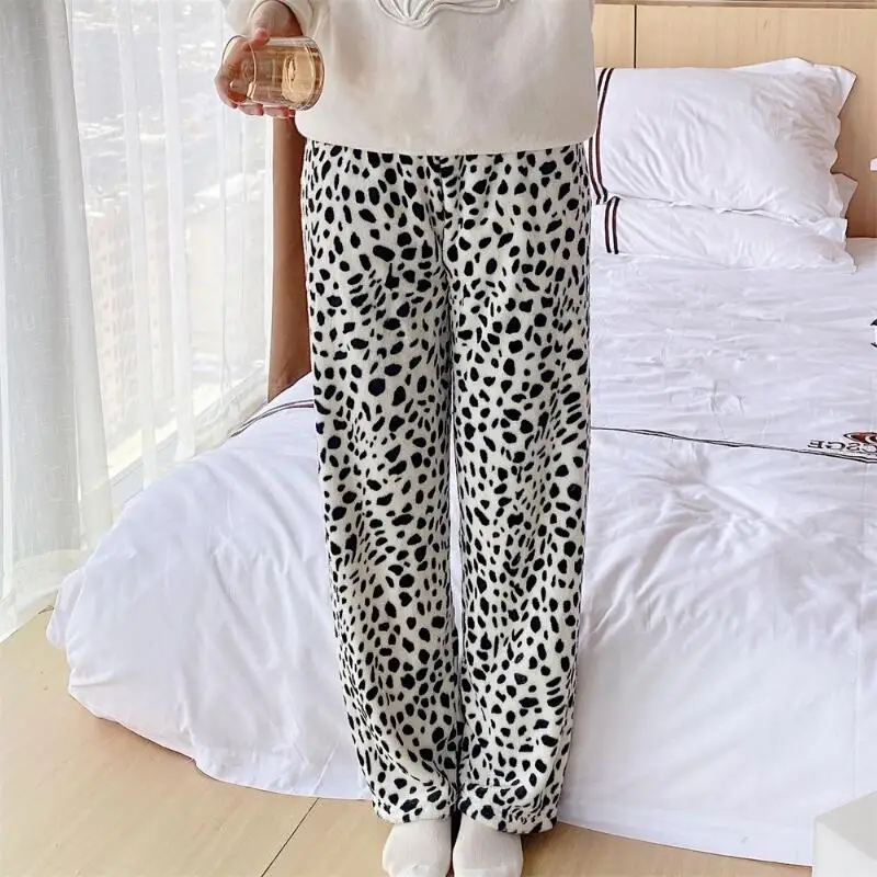 ชุดนอนผ้าคอรัลฟลีซสำหรับผู้หญิง กางเกงขายาวทรงหลวม สวมใส่สบายๆ สำหรับฤดูใบไม้ร่วงและฤดูหนาว ชุดนอนผ้ากำมะหยี่ ชุดนอนใส่ในบ้าน เสื้อคลุมด้านนอก สไตล์โดปามีน