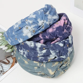 Modna opaska na głowę z tkaniny dżinsowej barwionej krawatem dla kobiet Opaska do włosów z szerokim rondem Wszechstronne akcesoria do włosów ze złotą gwiazdą i księżycem