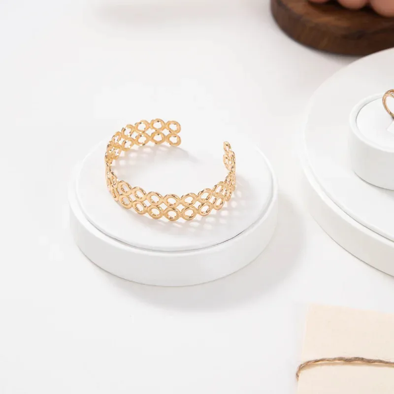 

White Leather Pendant Necklace Chain Jewellery Display Bust Mannequin Stand Holder Rack Bracelet Earrings Ring Counter Organizer