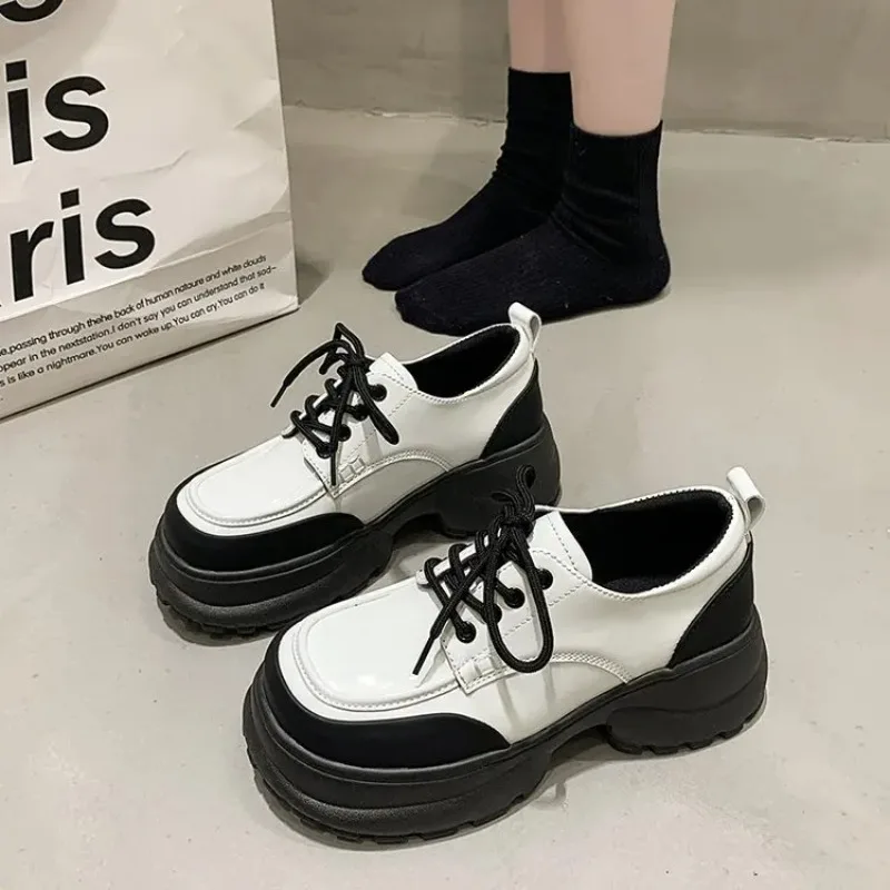 Buty damskie Platforma Oxfords Brytyjski styl Obuwie damskie Okrągłe palce Casual Sneaker Loafersy Z futrem Mieszane kolory Chodaki Skórzane