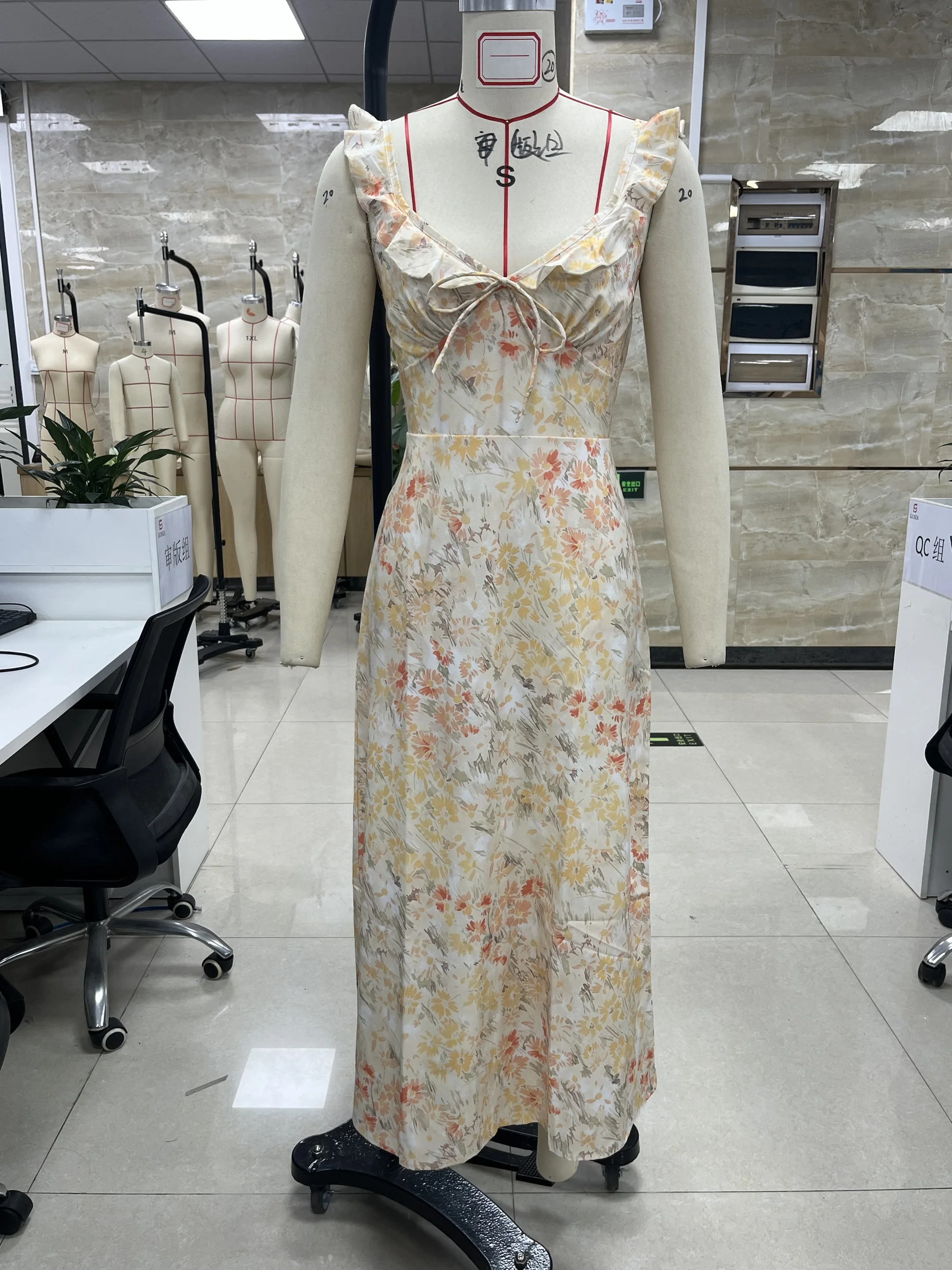 ผู้หญิงฤดูร้อน Midi Cami Dress แขนกุด Ruffle Trim V คอดอกไม้พิมพ์ชุดชายหาด