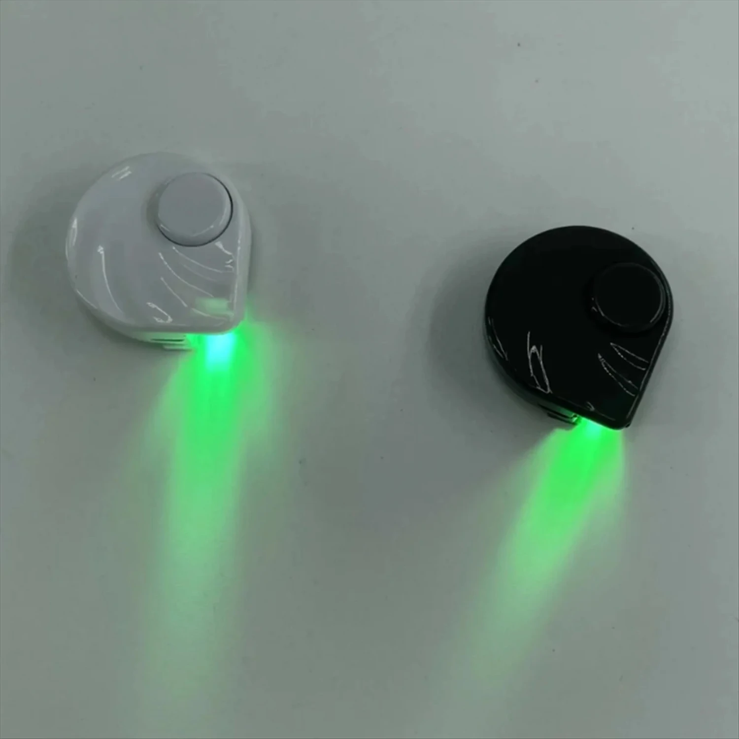 เครื่องดูดฝุ่น USB สีขาว Essential ที่มีประสิทธิภาพ ใช้งานได้หลากหลาย และใช้งานง่าย พร้อมหลอดไฟ LED อันทรงพลังและไฟเลเซอร์ - เครื่องมือที่สมบูรณ์แบบ